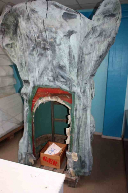 Hollow tree with lights (display / decoration / activity)