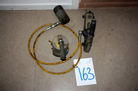 Hand hydraulic pump + 2 hydraulic cylinders