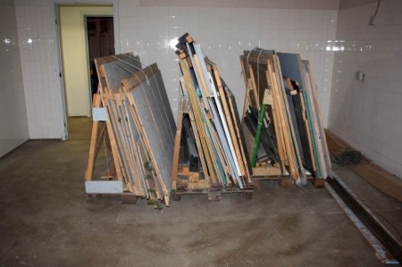 4 pallets exhibition material + 2 bucks with exhibition material