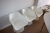 Hvid elipseformet bord, todelt + 3 hvide stole
