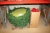 Plader med gran + kasse med æbler (udstilling / dekoration)