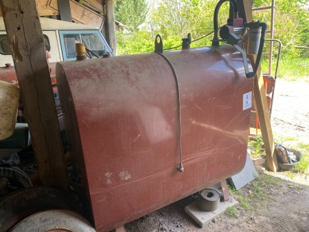 1200 liter oil tank with engine