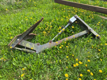 Trapping arm for plow