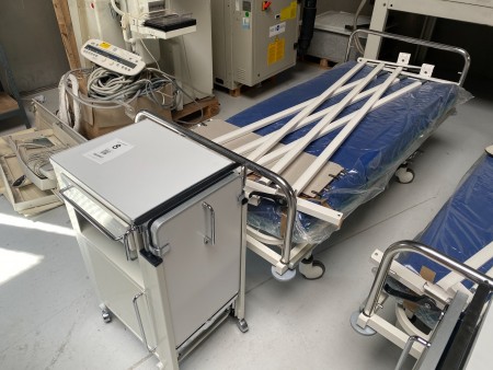Manually adjustable hospital bed