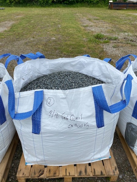 Ca. 900kg grå granitskærver