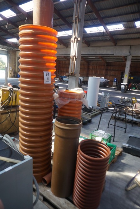 Viele PVC-Rohre in verschiedenen Größen