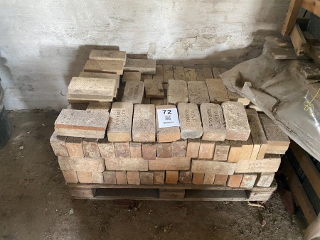 Approx. 160 pcs. refractory bricks