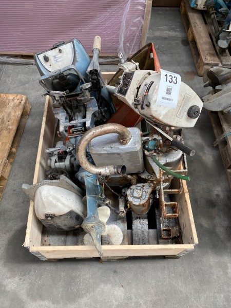 Viele Ersatzteile für Bootsmotor