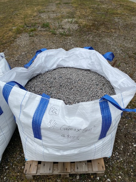 Ca. 900kg gråmix granitskærver