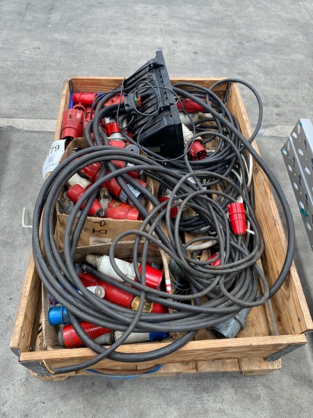 Lot of power cables + work lamp