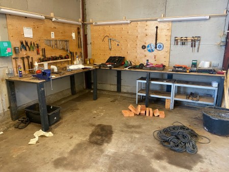 Workshop table with vice