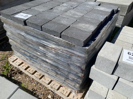 Pallet with tiles