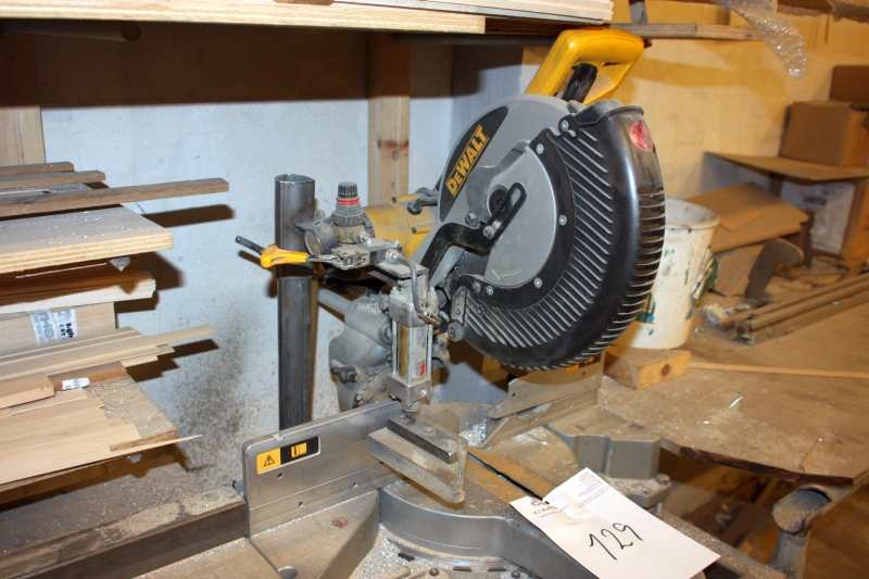 Smadre tab Tanke Mitre saw, DeWalt DW 718, qs, 1675 watts + air clamping + table +  cantilever rack with content (lists, etc.) - KJ Auktion - Machine auctions