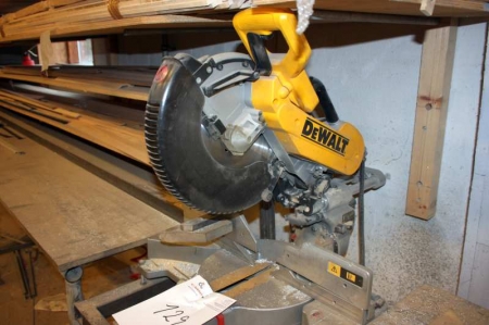 Mitre saw, DeWalt DW 718, qs, 1675 watts + air clamping + table + cantilever rack with content (lists, etc.)
