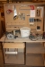 Værkstedsbord med indhold: håndværktøj, værktøjstavle med indhold, overfræser, Bosch, type 0601613703, 12000 - 24000 o/min + boremaskine, Bosch + Pudsemaskine, Makita 9911, 76 x 457 mm