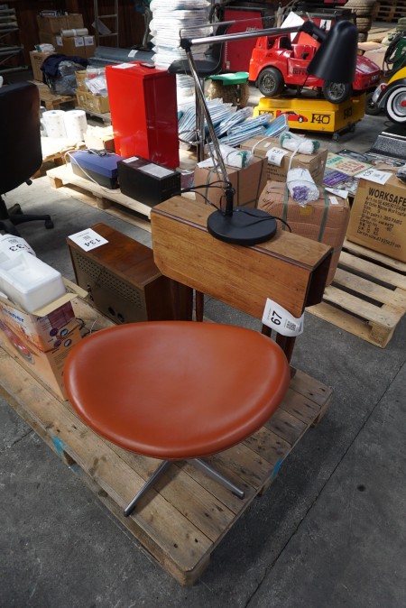 Table with retro radio + stool