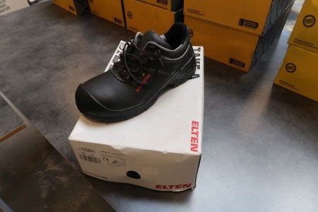 1 pair of safety shoes