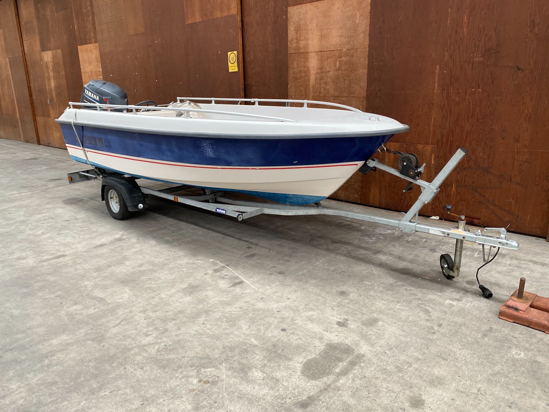 Motorboot mit Bootsanhänger - KJ Auktion - Maschinen-Auktionen