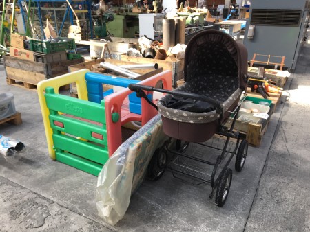 Kinderwagen, Spielhaus für Kinder und 2 Stk. Matratzen