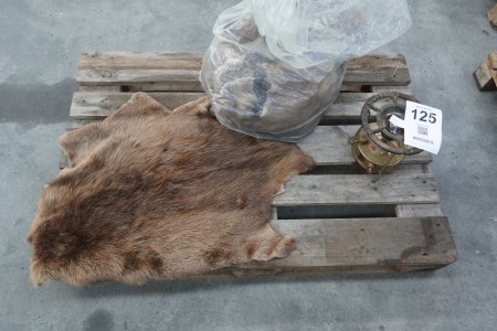 9 pcs. fur from a beaver + Bunsen burner