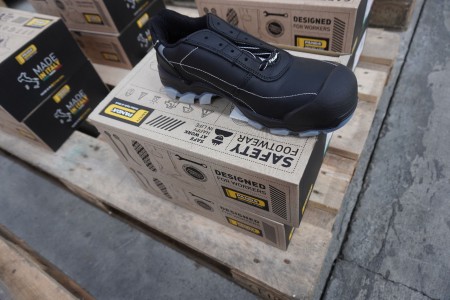 2 pairs of safety shoes, brand: Panda