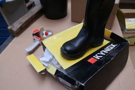 1 pair of Kynox safety boots, size 41