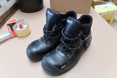 1 pair of safety boots Sievi, size 44