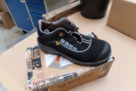 1 pair of safety shoes Base, size 45
