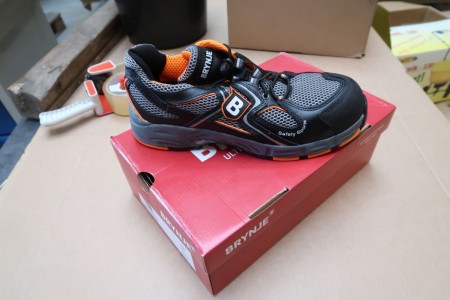 1 pair of safety shoes Brynje, size 45