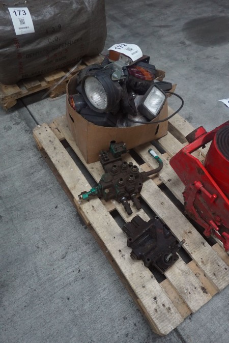 2 pcs. parts for hydraulic system + batch of work lamps, floodlights etc.