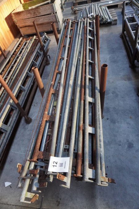 Large batch of beams for scaffolding