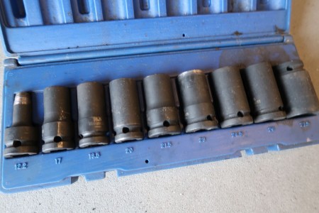 Locking bolt detacher set