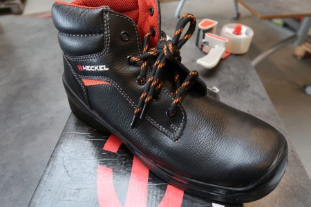 1 pair of Heckel safety boots