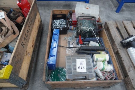 Pallet with various articles
