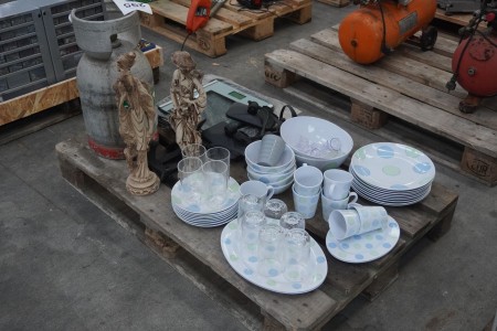 Gas bottle + glass and plates for camping etc.
