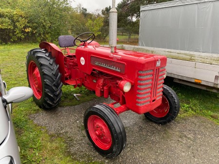 Tractor unit, brand: International Harvester, model B-275 Diesel