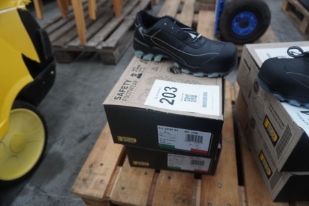 2 pairs of safety shoes, brand: Panda