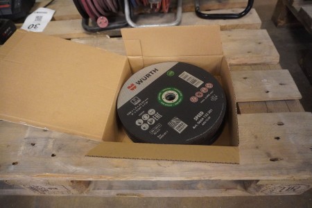 Box with cutting discs
