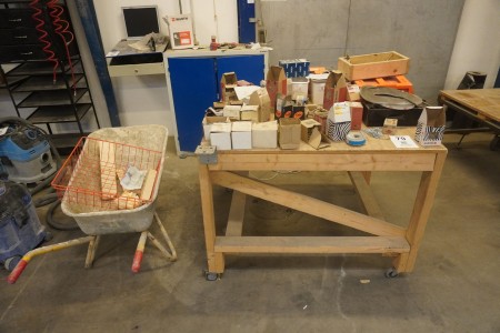 Workshop trolley in wood with content incl. wheelbarrows