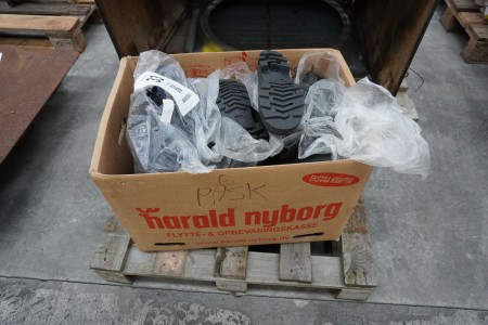 6 pairs of rubber boots
