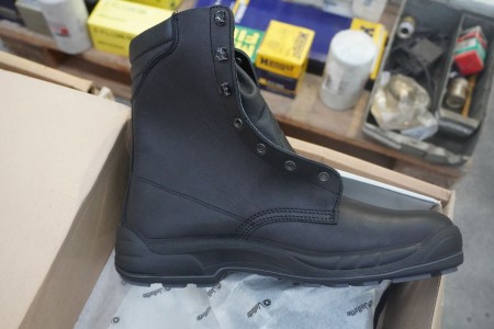 5 pairs of safety boots