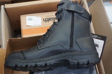 5 pairs of safety boots