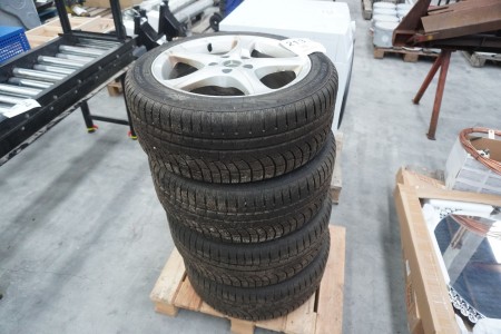 4 Stück. Mercedes-Felgen mit Reifen