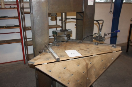 Hydraulic press with corner press