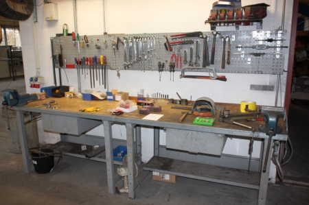 2 grouped workbenches with vice + tool panel with content + content on the table