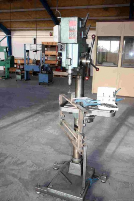 Pillar Drill, Strands S68. SN: 69690. Engine: 0.75 / 0.90 kW. R / M 1400 / 2800. Clamping surface 42x27 cm. Capacity: 16 mm