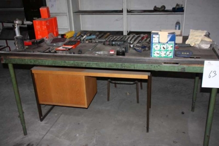 Arbejdsbord, 190 x 88 cm + indhold: håndværktøj, luftpopnittepistol, aku boremaskine, Metabo 12 V, metalborsæt, luftklammepistol + 12 kasser klammer + bord + taburet