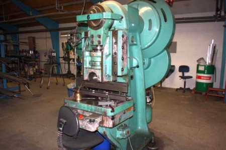 Eccentric, PMB EPTF-64. Surface mounted automatic. Weight: 4150 kg. Strokes / min: 55. Year 1973