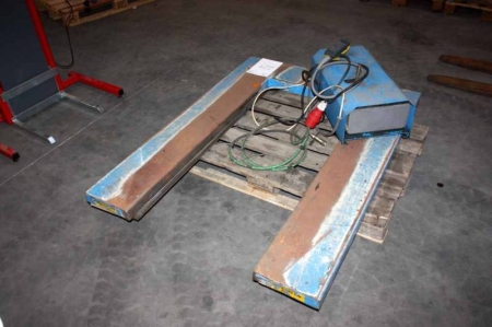 Electro-hydraulic pallet lifter, Translyft. Max. 1000 kg. 145 x 107 cm.