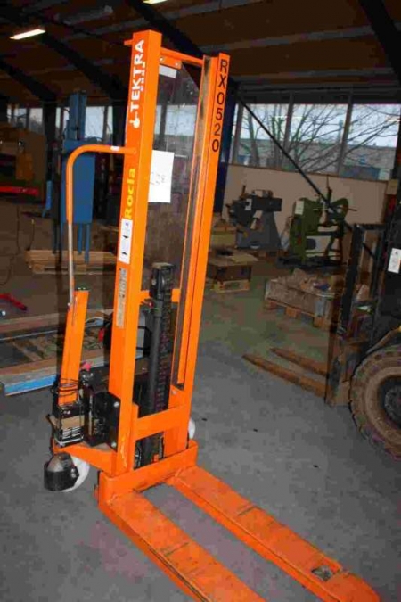 Height Lifter Tektra, Rocla PVA 6S, Load: 600 kg. Weight: 195 kg. Charger. Year 2001